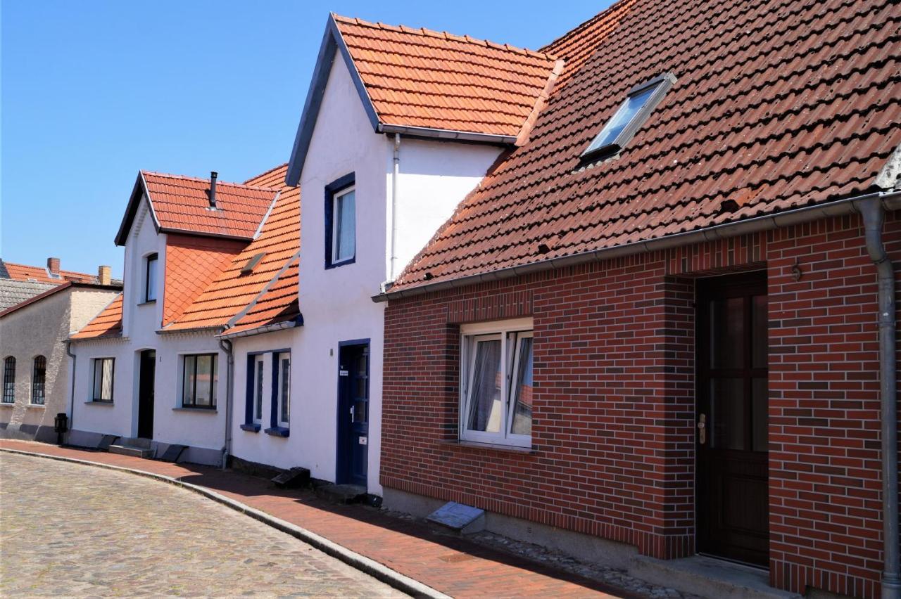 Neukalener Stadthaus Zum Alten Schmied Exterior photo